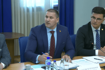Direktor u majbahu, ljudska prava u kanalu