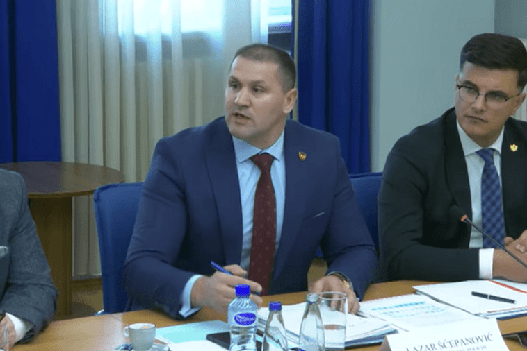 Direktor u majbahu, ljudska prava u kanalu Direktor u majbahu, ljudska prava u kanalu