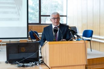 Mandić o statusu srpskog jezika: Postoji li država na svijetu u kojoj jezik kojim govori najveći broj građana nije službeni jezik?