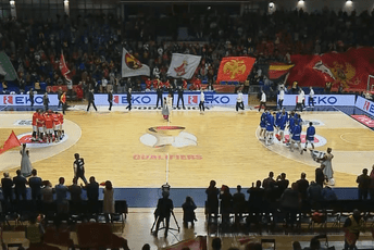 Zanimljiv detalj: Pogledajte koje su zastave večeras istakli naši navijači (VIDEO)