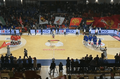 Zanimljiv detalj: Pogledajte koje su zastave večeras istakli naši navijači (VIDEO)