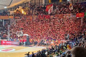 Prekrasna atmosfera: Pogledajte kako je izgledala "Morača" tokom intoniranja himne (FOTO / VIDEO)