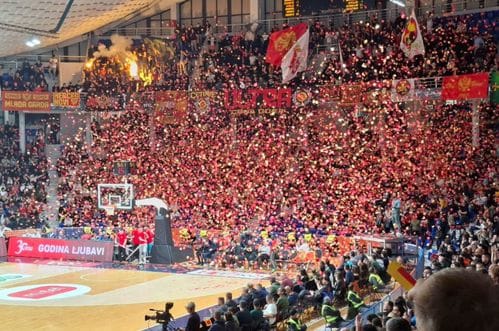 Prekrasna atmosfera: Pogledajte kako je izgledala "Morača" tokom intoniranja himne (FOTO / VIDEO)