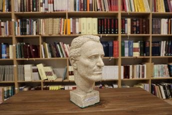 Familija Radojević poklonila FCJK skulpturu s likom Radoja Radojevića