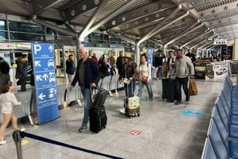 Na podgorički aerodrom sletio avion sa evakuisanim građanima Na podgorički aerodrom sletio avion sa evakuisanim građanima