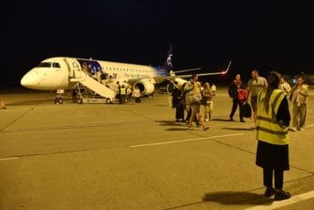 (FOTO) Na podgorički aerodrom sletio avion sa evakuisanim građanima