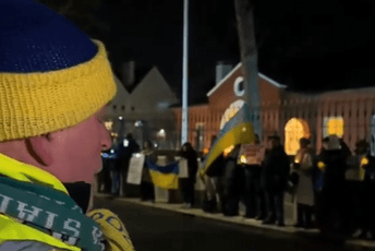 Irac svaki dan pjeva ukrajinsku himnu ispred ruske ambasade u Dablinu (VIDEO) Irac svaki dan pjeva ukrajinsku himnu ispred ruske ambasade u Dablinu (VIDEO)