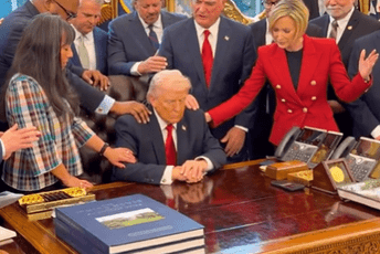 U Bijeloj kući se molili za Trampa i uspjeh u ratu u Iranu (VIDEO)