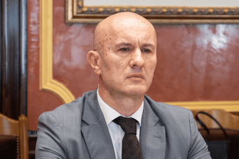 (VIDEO) Laković: Ljubljenje ruke sveštenom licu dok je osoba u uniformi može negativno uticati na povjerenje u službu