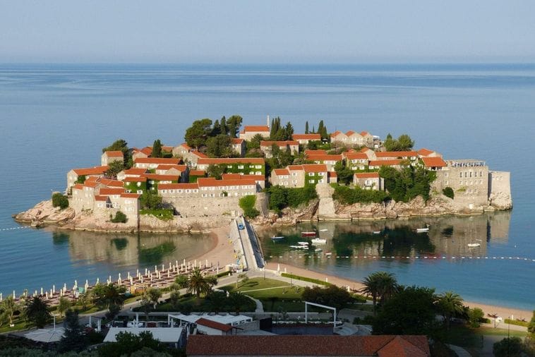 Sveti Stefan će ponovo biti otvoren: Usvojeni uslovi za poravnanje između Crne Gore i Adriatic propertiesa