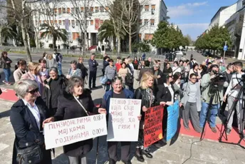 Protestovale majke sa troje i više djece: Zahtijevaju da im naknade budu 'odmrznute'