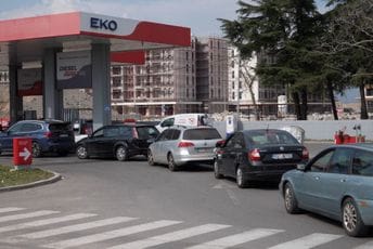 I dalje gužve na benzinskim pumpama, građani zabrinuti zbog rasta cijena goriva (FOTO)