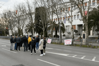 Mještani Zagoriča ispred Skupštine: Visoki troškovi legalizacije veliki finansijski teret