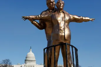 U Vašingtonu osvanuo kip Trampa i Epstina