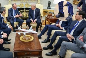 Neobična praksa u Bijeloj kući: Tramp poklanja cipele saradnicima - moraju da ih nose
