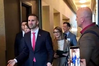 (VIDEO) Premijer nije bio raspoložen za pitanja novinara