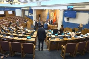 Tenzije u Skupštini, prekinuta sjednica: Pejović oduzeo riječ poslanici Vuković-Kuč