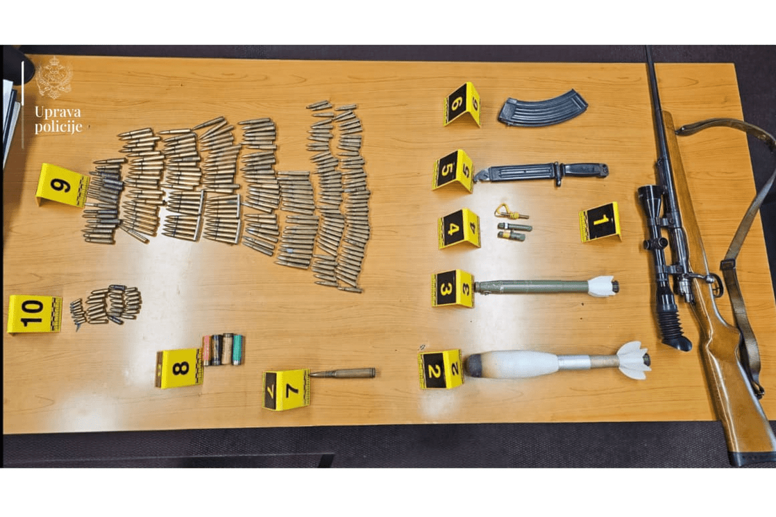 (FOTO) U pretresima na sjeveru države oduzeto vatreno oružje, sredstva za vezivanje, mačeta...