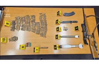 (FOTO) U pretresima na sjeveru države oduzeto vatreno oružje, sredstva za vezivanje, mačeta...