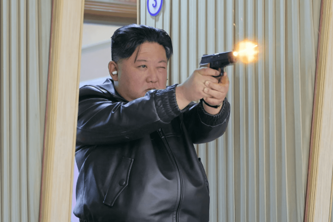 Kim Džong Un s ćerkom testirao pištolje (FOTO)