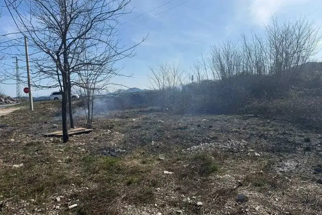 Cetinje: Gorjelo rastinje u Dobrskoj Ploči, brzom intervencijom vatrogasaca spriječeno širenje požara prema šumi