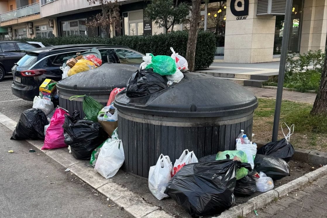 Pogledajte kako je u City kvartu: Računi veći, kontejneri puni smeća (FOTO)