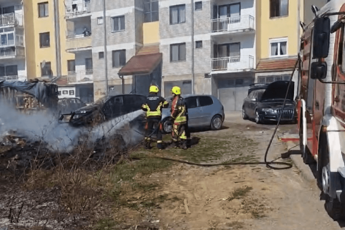 Bijelo Polje: Vatra sa niskog rastinja prešla na automobile i palete