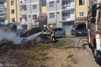 Bijelo Polje: Vatra sa niskog rastinja prešla na automobile i palete
