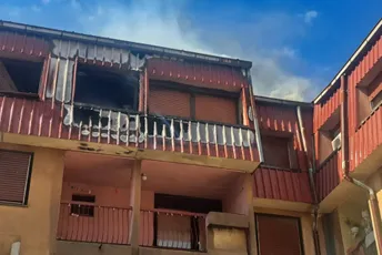 Požar u Nikšiću: U potpunosti izgorio jedan stan, vatra se širi krovom