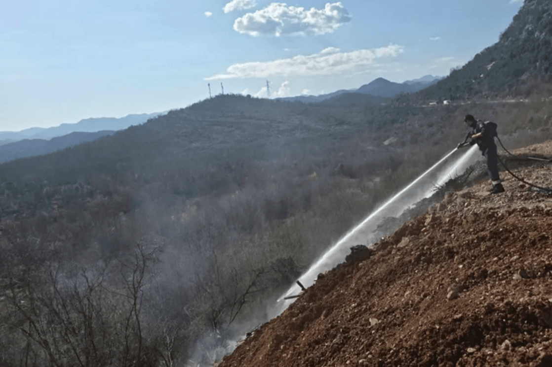 (FOTO) Gore divlja deponija na Carevom Lazu i šuma na Njegušima
