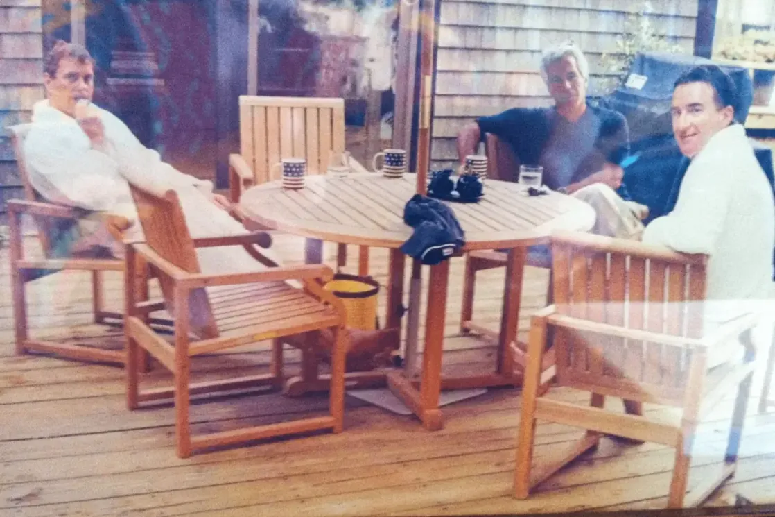 U ogrtačima na terasi: Objavljena zajednička fotografija Džefrija Epstina, bivšeg princa Endrua i Pitera Mendelsona