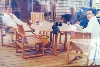 U ogrtačima na terasi: Objavljena zajednička fotografija Džefrija Epstina, bivšeg princa Endrua i Pitera Mendelsona