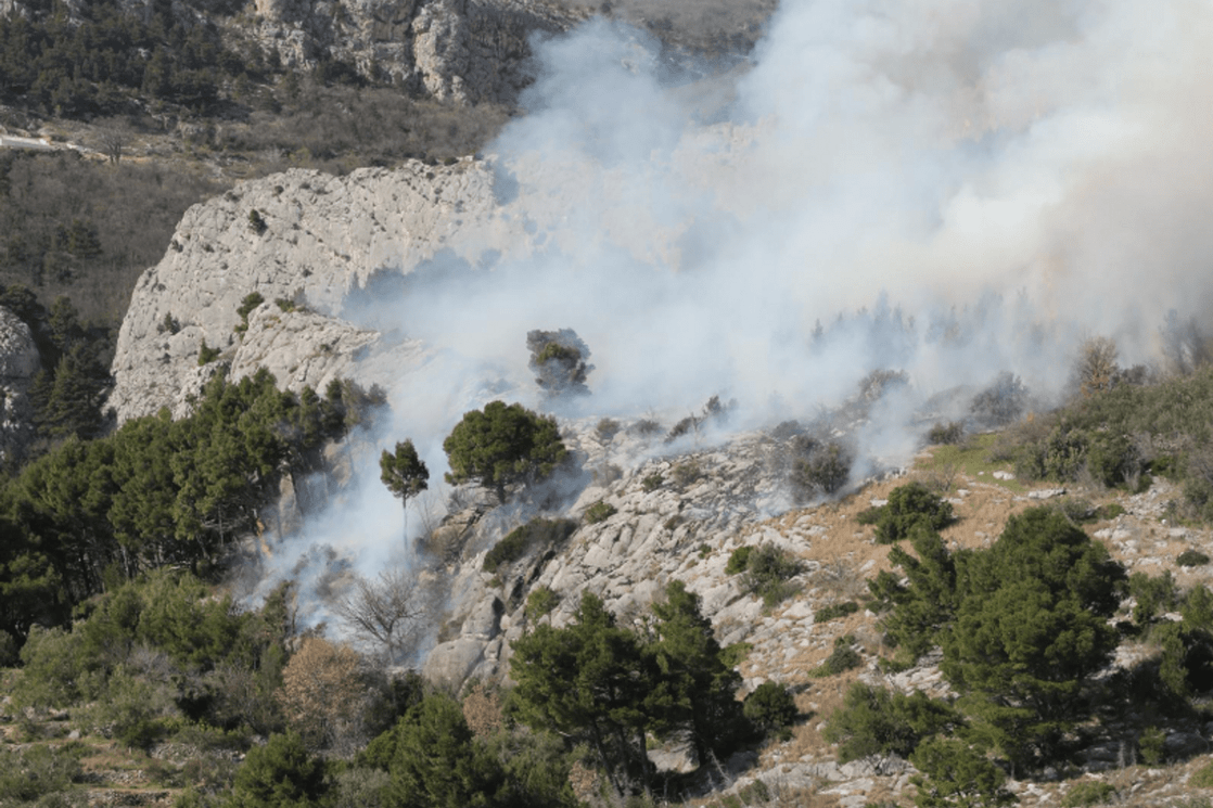 Hrvatska: Veći požar iznad Makarske, vatrogascima pomagao i kanader