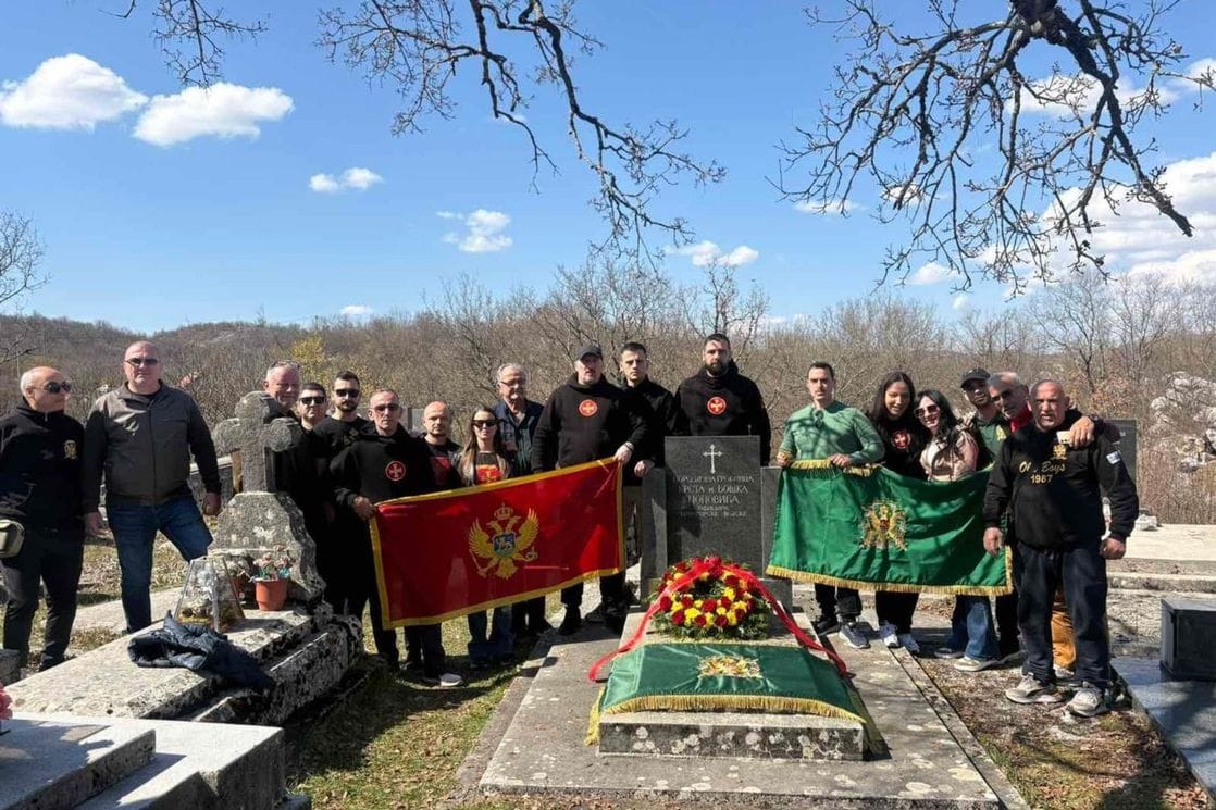 Članovi navijačke grupe „Dukljani“ položili vijenac na grob Krsta Popovića