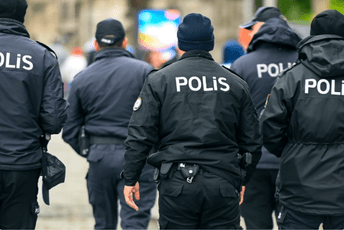 Čuli se pucnji u zgradi vlade u Antaliji: Specijalci opkolili objekat Čuli se pucnji u zgradi vlade u Antaliji: Specijalci opkolili objekat