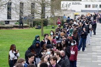 (FOTO) Ogromni redovi za antibiotike u Engleskoj nakon izbijanja opasne bolesti