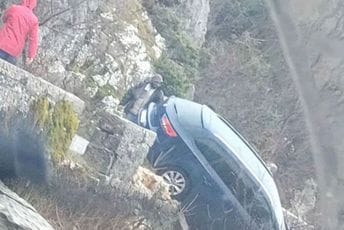 Cetinje: Stijena zaustavila auto da ne završi u provaliji