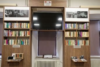 Porodica Gušmirović poklonila Fakultetu za crnogorski jezik i književnost vrijedan fond knjiga na češkom jeziku