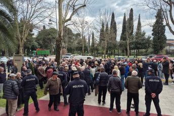 Penzioneri protestuju ispred Skupštine