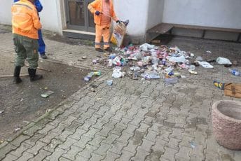 Bar: Stanari bacali smeće kroz prozore