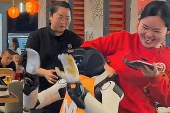 (VIDEO) Pogledajte kako je robot-konobar izbačen iz restorana dok je “zabavljao” goste: “Izgubio kontrolu” plešući