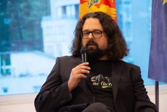 Iz štampe izašao novi roman Andreja Nikolaidisa: Pred čitaocima je „Safari u Sarajevu“