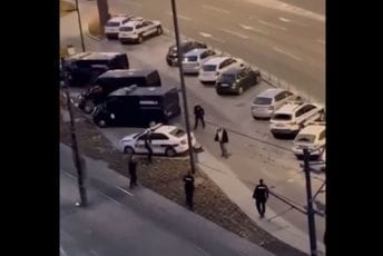 (VIDEO) Čekićem oštetio pet policijskih vozila, pa nasrnuo na policajce: Uhapšen državljanin BiH u Beogradu (VIDEO) Čekićem oštetio pet policijskih vozila, pa nasrnuo na policajce: Uhapšen državljanin BiH u Beogradu