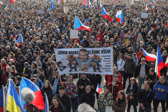(VIDEO) U Pragu na proteste izašlo više desetina hiljada ljudi, protive se novoj vladi premijera Babiša (VIDEO) U Pragu na proteste izašlo više desetina hiljada ljudi, protive se novoj vladi premijera Babiša