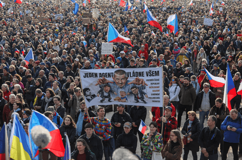 (VIDEO) U Pragu na proteste izašlo više desetina hiljada ljudi, protive se novoj vladi premijera Babiša