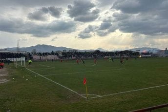 (VIDEO) Nemile scene u derbiju između Čelika i Zabjela: Dječak pogođen u glavu, Došljak nosio dijete preko terena da mu se ukaže pomoć