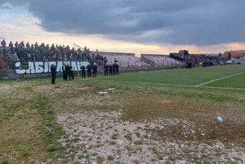 Policija se oglasila nakon nereda na utkamici u Nikšiću: Navijači se gađali raznim predmetima, jedna osoba povrijeđena