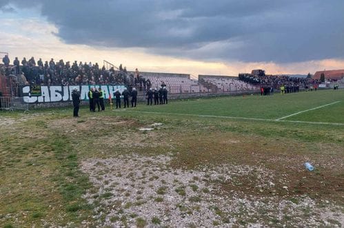 Policija se oglasila nakon nereda na utkamici u Nikšiću: Navijači se gađali raznim predmetima, jedna osoba povrijeđena
