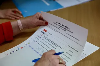 Težak put do većine: U Sloveniji prebrojani svi glasovi, i Golobov i Janšin blok zasad daleko od 46 mandata Težak put do većine: U Sloveniji prebrojani svi glasovi, i Golobov i Janšin blok zasad daleko od 46 mandata