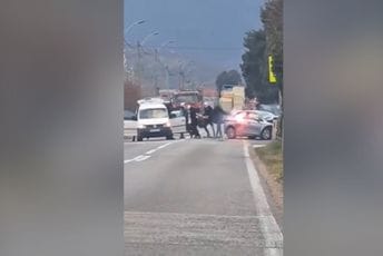 (VIDEO) Haos u Mostaru: Sukobili se navijači Veleža i Zrinskog, palicama razbili automobil pa ga zapalili